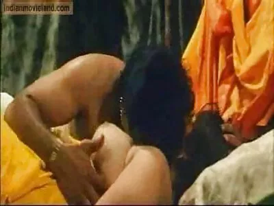 പൂളിനടുത്തുള്ള ജാസ്മിന്റെ രസകരമായ ബാഗുകൾക്കൊപ്പം കളിക്കുന്നു